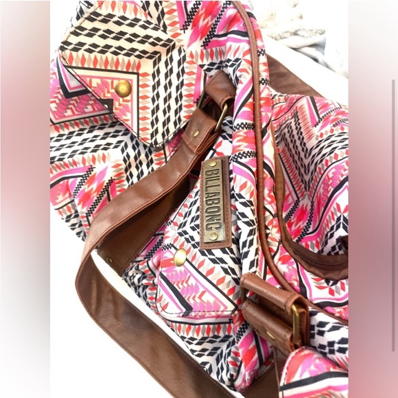 Billabong rolling duffel bag. Excellent condition. - Picture 3 of 3